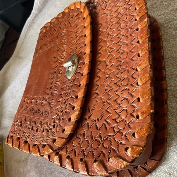 VINTAGE LEATHER TOOLED CROSSBODY - Picture 10 of 10